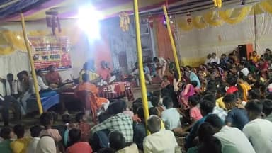 गरही दुर्गा मंदिर के प्रांगण में गायक मधु भारती के प्रवचन को सुनने के लिए उमड़ी श्रद्धालुओं की भीड़