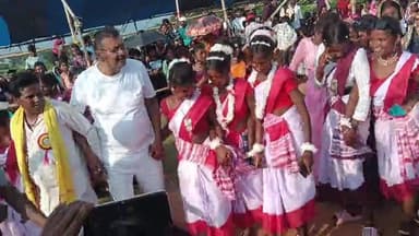 जरमुंडी प्रखंड स्तरीय सार्वजनिक कर्मा महापर्व पर स्थानीय विधायक श्री देवेंद्र कुंवर जी कर्मा पर्व में शिरकत करते हुए।