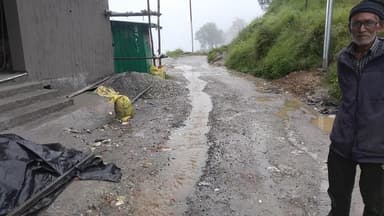 प्रधान सड़क मंत्री योजना की अंतर्गत ठेकेदारों के द्वारा खराब रोड बनाने पर ग्रामीणों का आक्रोश