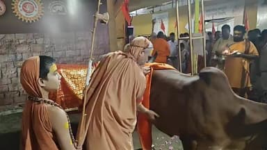 आज #मुंबई में अनन्त श्री विभूषित ज्योतिष पीठाधीश्वर जगतगुरु शंकराचार्य स्वामी श्री अविमुक्तेश्वरानंद सरस्वती जी महाराज के #चातुर्मास के अवसर पर महाराज श्री से पूर्व केंद्रीय राज्य मंत्री वर्तमान मंडला सांसद श्री फग्गन सिंह जी कुलस्ते
