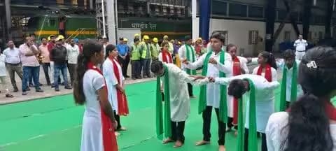 "स्वच्छता अभियान 2025" के अंतर्गत बरेका में स्वच्छता जागरूकता हेतु नुक्कड़ नाटक का मंचन। इसके माध्यम से कूड़ा-कचरा न फैलाने और पर्यावरण संरक्षण के प्रति लोगों को प्रेरित किया। #swachhbharatmission #SwachhtaAbhiyan2025 #swachchhatahiseva