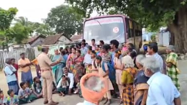கிணத்துக்கடவு: இம்மிடிபாளையத்தில் அரசு பேருந்தை பள்ளி மாணவர்கள் சிறை பிடித்து போராட்டம்