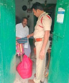 వేచరేణి గ్రామంలో రమేష్ గౌడ్ (వికలాంగుడు) వ్యక్తి తినడానికి ఆహారం, కట్టుకోవడానికి దుస్తులు లేవని 100 డయల్ చేసి తెలియజేయగా వెంటనే స్పందించిన కొమురవెల్లి ఎస్ఐ రాజు ఆహార పదార్థాలు మరియు దుస్తులు తీసుకొని వెళ్లి అందించి మానవత్వాన్ని చాటారు.