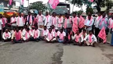 వెల్గటూరు: రాష్ట్ర రహదారిపై బిఆర్ఎస్ నాయకుల నిరసన. కాంగ్రెస్ ప్రభుత్వం పై మండిపాటు...!