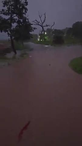 गॉव:- शोभापुर ( बागपत) की मुख्य सड़क पर 3 फुट पानी भर गया / तालाब और मुख्य सड़क एक हो गई/