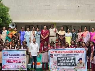 మోడల్ స్కూల్ ఎడ్యుకేషన్ హబ్ గజ్వేల్"" విద్యార్థినిలకు మహిళల రక్షణకు ఉన్న చట్టాలు, సైబర్ నేరాలు, గుడ్ టచ్ బాడ్ టచ్, ఈవిటీజింగ్ తదితర అంశాల గురించి అవగాహన కల్పించిన గజ్వేల్ ఇన్స్పెక్టర్ రవికుమార్, గజ్వేల్ షీటీమ్ బృందం.