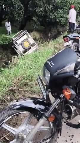 बुढ़ाना रोड कृष्णा देवी स्कूल के यहां इस भाई की रिक्शा नल ले में गिर गई है और रोड पर आते जाते वहां वालों ने इस भाई की