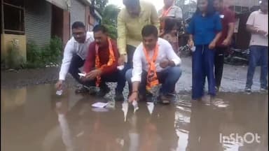 सुधागड: सुधागड मनसेचे पाली खोपोली राज्य महामार्गावर खड्ड्यातील पाण्यात कागदाच्या होड्या सोडून अनोखे आंदोलन व निषेध