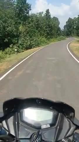 रास्ते में सफर के साथ एंजॉय करते हुए।