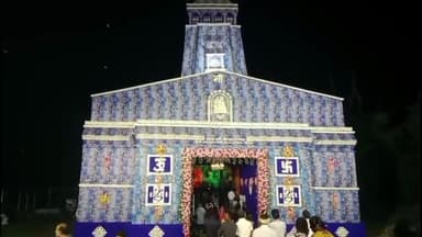श्री श्री दुर्गा पूजा समिति जी ,एम ,ऑफिस सिरका, में झांकी सेट एक बार जरूर देखें,