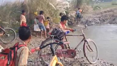 सहसवान: क्षेत्र में बाढ़ के पानी से PWD की सड़क कटने के बाद, छात्र-छात्राएं गहरे गड्ढे में होकर निकलने को मजबूर #jansamasya