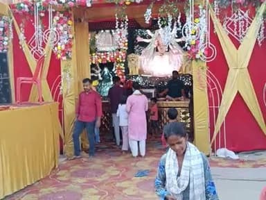 सलेमपुर लोहिया नगर बड़ी दुर्गा माता माता कि आज मूर्ति का मैं दर्शन किया और सौभाग्य प्राप्त किया सुधीर कुमार पांडे भारतीय
