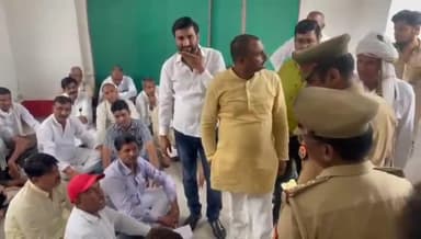 इटावा: फ्रेंड्स कॉलोनी के शकुंतलानगर से 20 दिन से लापता प्रधान पुत्र का सुराग न मिलने पर स्वजनों ने SSP कार्यालय पर दिया धरना