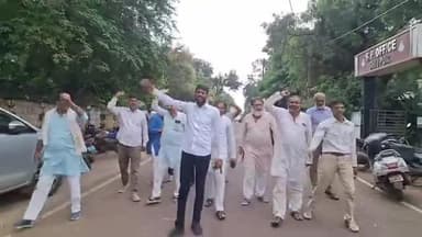 शिवपुरी नगर: शिवपुरी नगरपालिका पार्षदों ने नगरपालिका अध्यक्ष गायत्री शर्मा, सीएमओ इशंक धाकड़ तत्कालीन कार्यपालनयंत्री मनोहर ज्ञापन।
