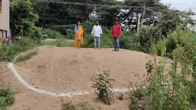 అశ్వాపురం: చింతిరాల అడ్డ రోడ్డు వద్ద  అక్రమంగా నిలువ ఉంచిన  ఇసుక స్టాక్ పాయింట్ ను సీజ్ చేసిన రెవెన్యూ అధికారులు