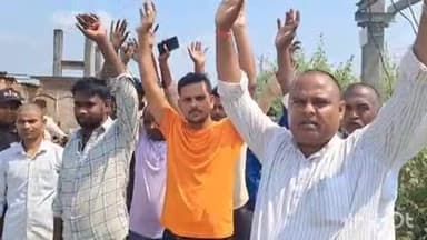 मेहदावल: गनवरिया गांव में बिजली की समस्या को लेकर ग्रामीणों ने किया प्रदर्शन