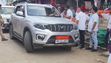 मझौली: मड़वास मार्केट में सांसद-विधायक ने जीएसटी घटोत्री और स्वदेशी अपनाने पर व्यापारियों से की चर्चा