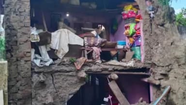 బీర్కూర్: బీర్కూర్ లో ఇల్లు కూలింది, ఐదుగురు త్రుటిలో తప్పించుకున్నారు