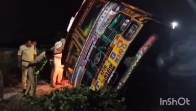 కామారెడ్డి వద్ద రోడ్డు ప్రమాదం ఇద్దరికీ గాయాలు