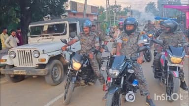 डंडा: डंडा थाना क्षेत्र में दुर्गा पूजा शांतिपूर्ण माहौल में संपन्न कराने के लिए पुलिस का फ्लैग मार्च