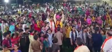 वैरा मार्ग स्थित रामलीला मैदान पर रामलीला मंचन के दौरान विधायक पहुंचे भगवान श्री राम की पूजा अर्चना करने, लगे जयकार
