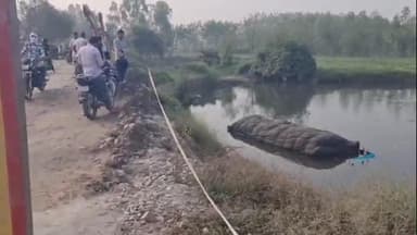 सहारनपुर: चिलकाना क्षेत्र में गंदेवढ़ मार्ग पर क्षतिग्रस्त पुलिया के कारण लोडिंग ट्रक कुंड में गिरा