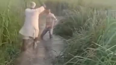 खड्डा: कुशीनगर सिवद्दत छपरा में मामूली कहासुनी के बाद वृद्ध को पानी दौड़ाकर गिराकर पिटाई का वीडियो वायरल, पुलिस कर रही जांच