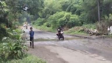 **बोहानी पेट्रोल पंप ** के पास में में रोड पर हुआ बहुत बड़ा गड्ढा 🤍🙃
#ऐसे गाडो के कारण हो रहे हैं हदसे
@नरसिंहपुर