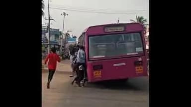 புவனகிரி: சேத்தியாத்தோப்பில் உயிருக்கு ஆபத்தான முறையில் பள்ளி மாணவர்கள் அரசு பேருந்தில் தொங்கிக்கொண்டு சாலையில் உரசி செல்லும் வீடியோ சமூக வலை வைரல்