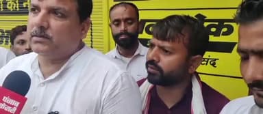 उत्तर प्रदेश सरकार द्वारा प्राइमरी स्कूलों को बंद करने के खिलाफ हमारे #Panchayat में पहुँचे #SanjaySingh स्कूल खोलने की दी चेतावनी।।