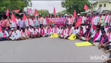 మాందారి పేట వద్ద రైతులకు యూరియా పంపిణీ చేయాలని బిఆర్ఎస్ పార్టీ ఆధ్వర్యంలో ధర్నా పాల్గొన మాజీ ఎమ్మెల్యే