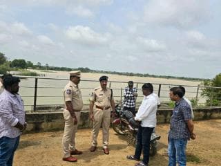 వినాయక నిమజ్జనం జరుగు పాండవుల చెరువు, ప్రజ్ఞాపూర్ ఊర చెరువు, ముట్రాజ్ పల్లి చెరువు, ఆరేపల్లి సమీపంలో ఉన్న ఎర్ర చెరువులను పరిశీలించిన గజ్వేల్ ఏసిపి నరసింహులు, గజ్వేల్ ఇన్స్పెక్టర్ రవికుమార్, మున్సిపల్ కమిషనర్ బాలకృష్ణ, ఎలక్ట్రిసిటీ డిపార్ట్