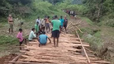 गुदड़ी: गुदड़ी प्रखंड के कमाय में भारी बारिश से मुख्य सड़क का पुल टूटा, कई गांव प्रभावित