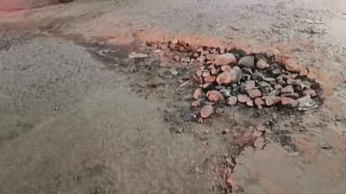 #कासगंज के गंजडुंडवारा के सबीना कॉम्प्लेक्स के सामने PWD वर्ल्ड बैंक शाखा द्वारा बनाए गए मार्ग पर बरसात के कारण गहरे गड्ढे और अचानक steep rise हो गया है।
वाहन तेज़ी से टकरा कर उछल जा रहे हैं, बड़ा हादसा हो सकता है। कृपया तत्काल समतलीकरण व म