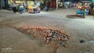 #कासगंज के गंजडुंडवारा के सबीना कॉम्प्लेक्स के सामने PWD वर्ल्ड बैंक शाखा द्वारा बनाए गए मार्ग पर बरसात के कारण गहरे गड्ढे और अचानक steep rise हो गया है।
वाहन तेज़ी से टकरा कर उछल जा रहे हैं, बड़ा हादसा हो सकता है। कृपया तत्काल समतलीकरण व म