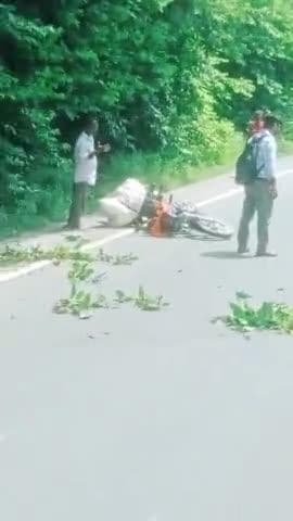 सिधौली से लखनऊ जाने वाली रोड पर दो बाइंग क्या हुआ एक्सीडेंट एक युवक की हालत गंभीर