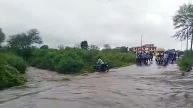karju gram mein bike sawari yuvak ek nale mein bike ke sath gehri Khan ke nale mein Ja pahuncha
