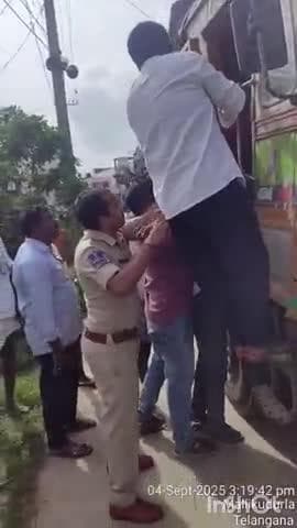 వేలేరు: మల్లికుదుర్ల లో లారీ డ్రైవర్ గుండెపోటుతో లారీలోని మృతి స్పందించిన ఎస్సై సురేష్