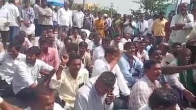 రామన్నపేట: రైతులకు సరిపడా యూరియా తీయాలని రామన్నపేటలో రైతులు రోడ్డుపై ధర్నా