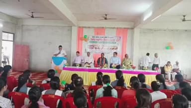 योगी सरकार की निःशुल्क टैबलेट वितरण समारोह में