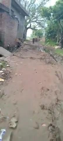 sasni ke gao tilothi kharab sadak ke doran nikalane me parwhani#hathras
#sasni@