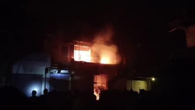 કઠલાલ: કઠલાલ મોટા બજાર માં ઝુલેલાલ એમ્પોરિયમ માં આગ નો બનાવ.