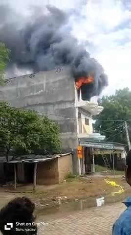 बन्दीपटी हंडिया प्रयागराज सुरेश बिंद के इलेक्ट्रॉनिक की दुकान में आग लग गई आज 05/09/2025 को और करोड़ों का नुकसान #@