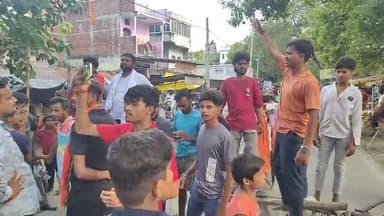 #कटेया : #मंझरिया में हुई गौकशी के विरोध में सोहनरिया बाजार बंद, सड़क जाम कर ग्रामीणों कर रहे प्रदर्शन, पहुंचे डीएसपी और