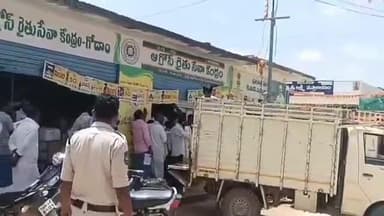 నాంపల్లి: మండల కేంద్రంలో వినాయక నిమజ్జనం రోజు కూడా ఆగ్రోస్ రైతు సేవ కేంద్రం వద్ద యూరియా కోసం పడిగాకులుగాసిన అన్నదాతలు