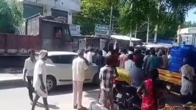 గుర్రంపోడు: మండల కేంద్రంలో యూరియా కొరతను నిరసిస్తూ నల్గొండ-దేవరకొండ ప్రధాన రహదారిపై రాస్తారోకో నిర్వహించిన రైతులు