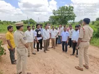 కోహెడ ఎస్ఐ అభిలాష్ గ్రామ విపిఓ తో కలిసి పెద్ద సముద్రాల, గ్రామాన్ని సందర్శించి గ్రామస్తులకు రాబోవు స్థానిక సంస్థల ఎన్నికల గురించి, సైబర్ నేరాలు, గంజాయి డ్రగ్స్ ఇతర మత్తు పదార్థాల గురించి అవగాహన కల్పించారు.
