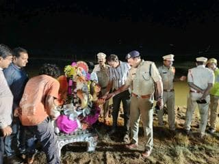 హుస్నాబాద్ ఏసిపి సదానందం, సీఐ శ్రీనివాస్, ఎస్ఐ లక్ష్మారెడ్డి, వినాయక నిమజ్జనం సందర్భంగా ఎల్లమ్మ చెరువు పరిసర ప్రాంతాలను సందర్శించి నిమజ్జన కార్యక్రమాన్ని పరిరక్షించడం జరుగుతుంది.