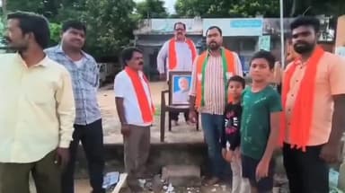 అల్లాదుర్గం: మండల కేంద్రంలో ప్రధాని మోడీ చిత్రపటానికి పాలాభిషేకం చేసిన బిజెపి నాయకులు