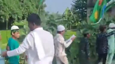 परसौनी: परसौनी में ईद मिलादुन्नबी के मौके पर निकला जुलूस, बड़ी संख्या में इस्लाम धर्म के लोग शामिल हुए